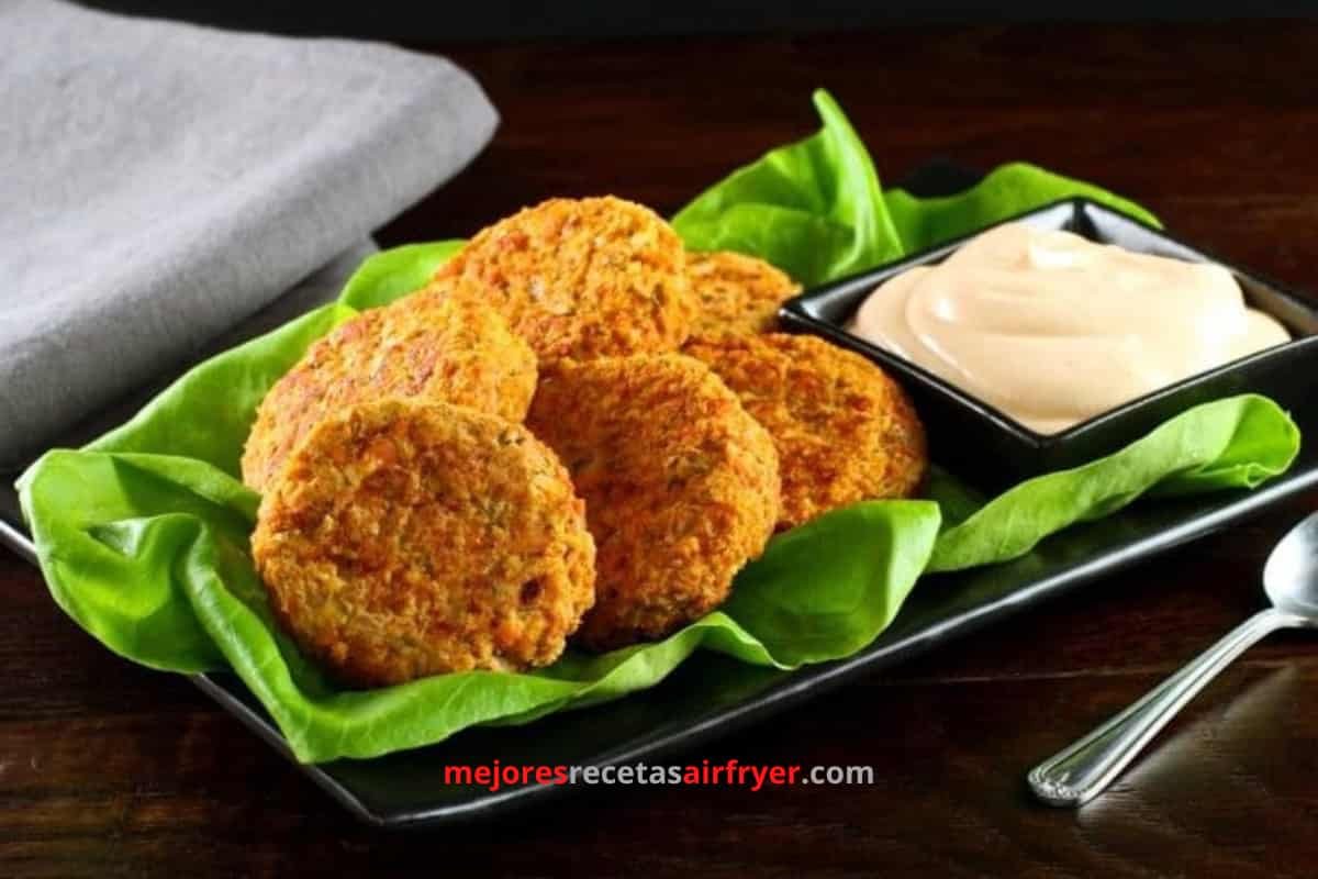 Croquetas de salmón con mayonesa Sriracha en freidora de aire