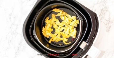 Huevos revueltos en una freidora de aire
