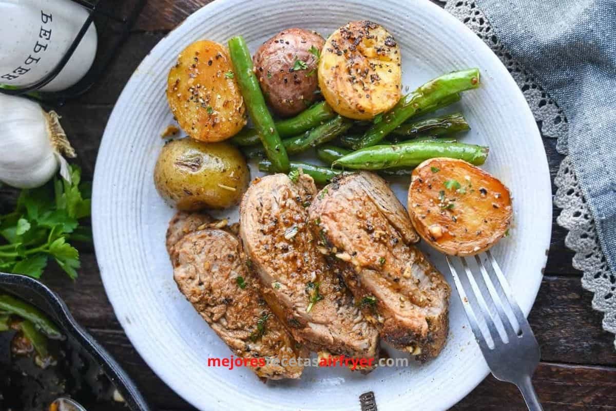 Solomillo de cerdo con costra de mostaza, judías verdes y patatas en freidora de aire